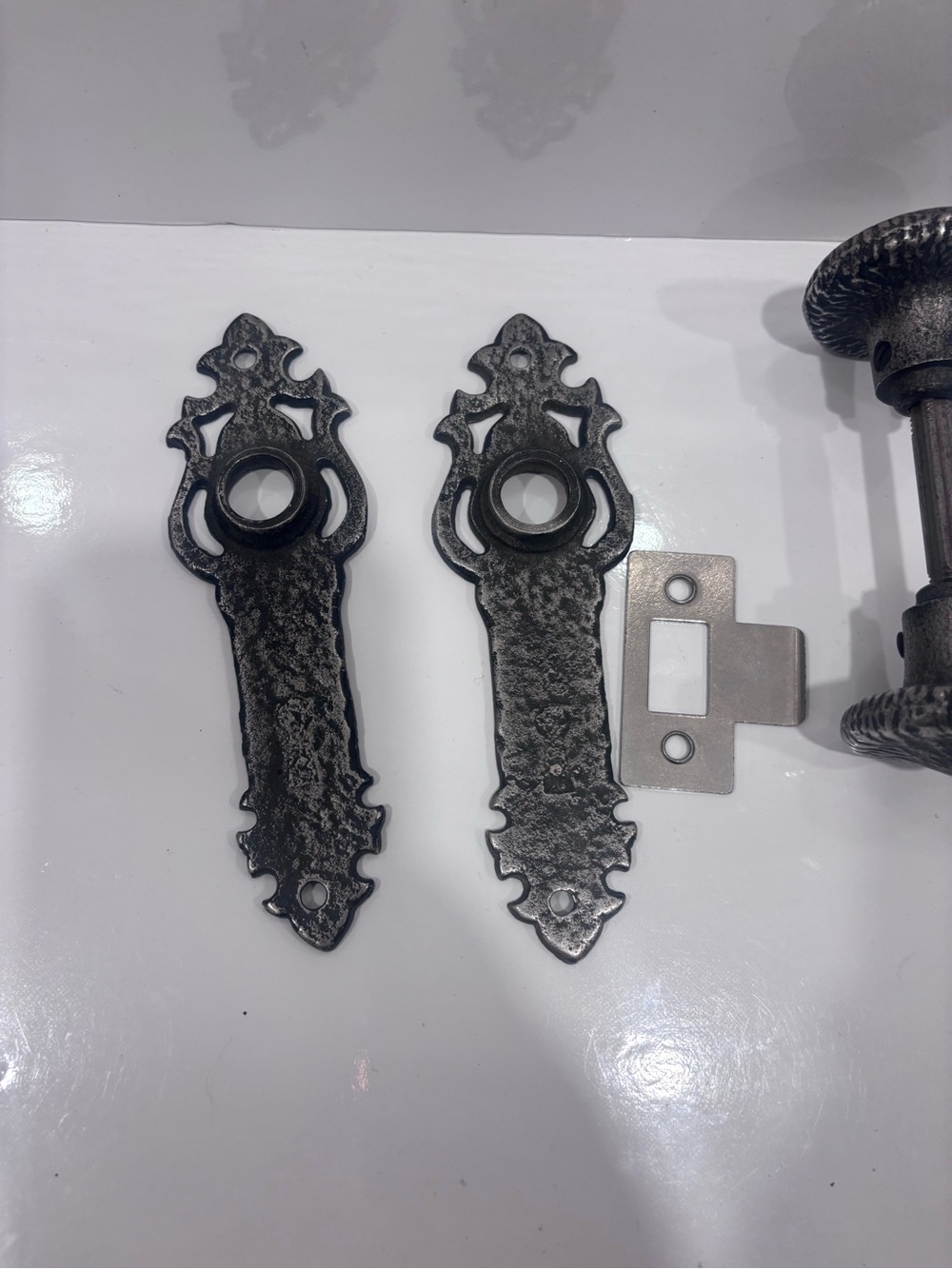Vintage style ornate Victorian door knob set metal backplates antique - Picture 2 of 9